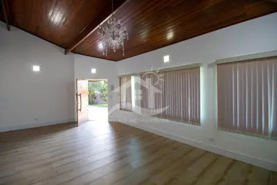 Casa - Sobrado com 4 dormitórios (sendo 2 suite(s)) a 2000,00 metros praia.