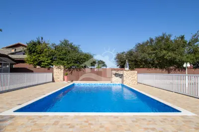 Casa - Sobrado com 4 dormitórios (sendo 2 suite(s)) a 2000,00 metros praia.