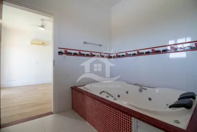 Casa - Sobrado com 4 dormitórios (sendo 2 suite(s)) a 2000,00 metros praia.