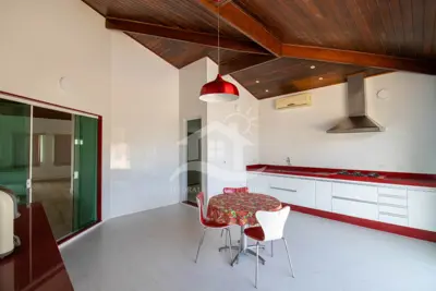 Casa - Sobrado com 4 dormitórios (sendo 2 suite(s)) a 2000,00 metros praia.