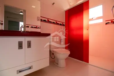 Casa - Sobrado com 4 dormitórios (sendo 2 suite(s)) a 2000,00 metros praia.