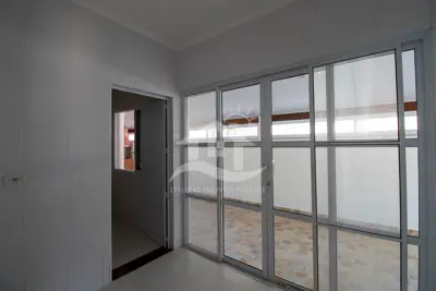 Casa - Sobrado com 4 dormitórios (sendo 2 suite(s)) a 2000,00 metros praia.