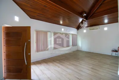 Casa - Sobrado com 4 dormitórios (sendo 2 suite(s)) a 2000,00 metros praia.