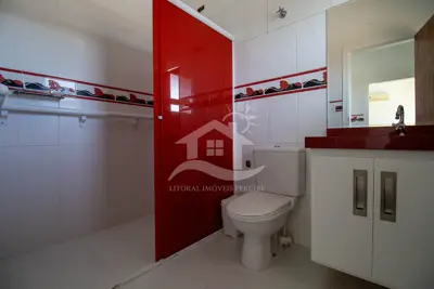 Casa - Sobrado com 4 dormitórios (sendo 2 suite(s)) a 2000,00 metros praia.