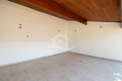 Casa - Sobrado com 4 dormitórios (sendo 2 suite(s)) a 2000,00 metros praia.