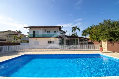 Casa - Sobrado com 4 dormitórios (sendo 2 suite(s)) a 2000,00 metros praia.