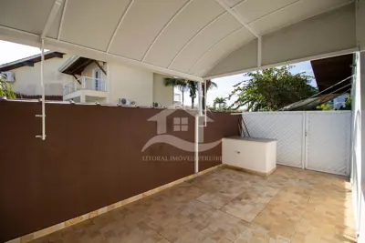 Casa - Sobrado com 4 dormitórios (sendo 2 suite(s)) a 2000,00 metros praia.