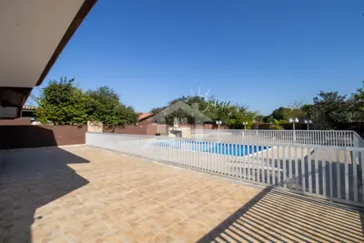 Casa - Sobrado com 4 dormitórios (sendo 2 suite(s)) a 2000,00 metros praia.