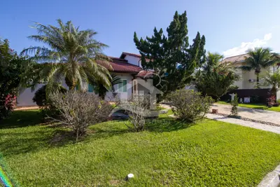 Casa - Sobrado com 4 dormitórios (sendo 2 suite(s)) a 2000,00 metros praia.