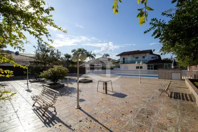 Casa - Sobrado com 4 dormitórios (sendo 2 suite(s)) a 2000,00 metros praia.