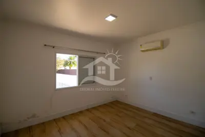 Casa - Sobrado com 4 dormitórios (sendo 2 suite(s)) a 2000,00 metros praia.