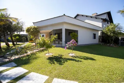 Casa - Assobradada com 5 dormitórios (sendo 2 suite(s)) a 400,00 metros praia.