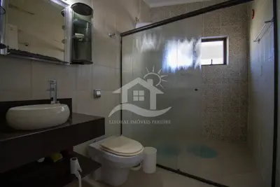 Casa - Assobradada com 5 dormitórios (sendo 2 suite(s)) a 400,00 metros praia.