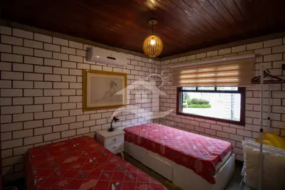 Casa - Mezanino com 4 dormitórios (sendo 4 suite(s)) a 700 metros praia.