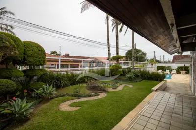 Casa - Mezanino com 4 dormitórios (sendo 4 suite(s)) a 700 metros praia.