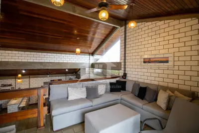 Casa - Mezanino com 4 dormitórios (sendo 4 suite(s)) a 700 metros praia.