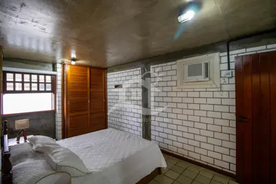 Casa - Mezanino com 4 dormitórios (sendo 4 suite(s)) a 700 metros praia.