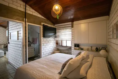 Casa - Mezanino com 4 dormitórios (sendo 4 suite(s)) a 700 metros praia.