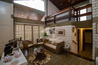 Casa - Mezanino com 4 dormitórios (sendo 4 suite(s)) a 700 metros praia.