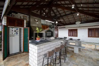 Casa - Mezanino com 4 dormitórios (sendo 4 suite(s)) a 700 metros praia.