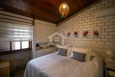 Casa - Mezanino com 4 dormitórios (sendo 4 suite(s)) a 700 metros praia.