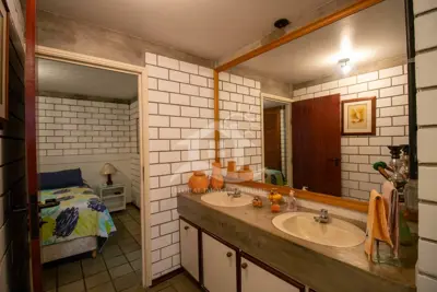 Casa - Mezanino com 4 dormitórios (sendo 4 suite(s)) a 700 metros praia.
