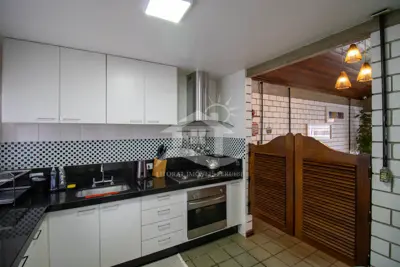 Casa - Mezanino com 4 dormitórios (sendo 4 suite(s)) a 700 metros praia.