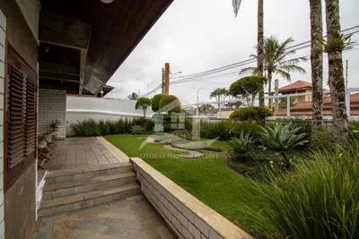 Casa - Mezanino com 4 dormitórios (sendo 4 suite(s)) a 700 metros praia.