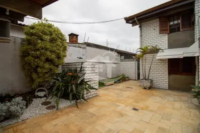 Casa - Mezanino com 4 dormitórios (sendo 4 suite(s)) a 700 metros praia.
