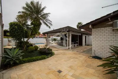 Casa - Mezanino com 4 dormitórios (sendo 4 suite(s)) a 700 metros praia.