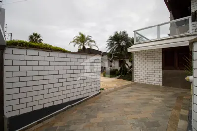 Casa - Mezanino com 4 dormitórios (sendo 4 suite(s)) a 700 metros praia.