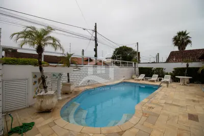 Casa - Mezanino com 4 dormitórios (sendo 4 suite(s)) a 700 metros praia.