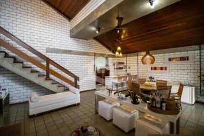 Casa - Mezanino com 4 dormitórios (sendo 4 suite(s)) a 700 metros praia.