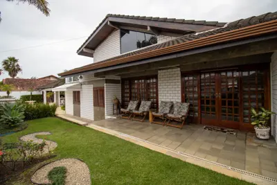 Casa - Mezanino com 4 dormitórios (sendo 4 suite(s)) a 700 metros praia.