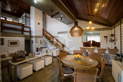 Casa - Mezanino com 4 dormitórios (sendo 4 suite(s)) a 700 metros praia.