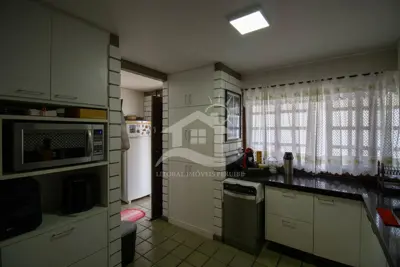 Casa - Mezanino com 4 dormitórios (sendo 4 suite(s)) a 700 metros praia.
