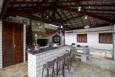 Casa - Mezanino com 4 dormitórios (sendo 4 suite(s)) a 700 metros praia.