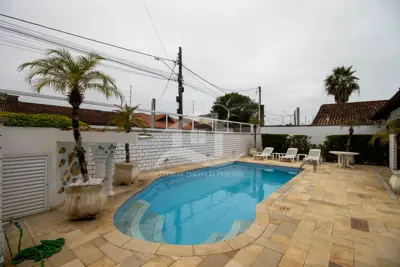Casa - Mezanino com 4 dormitórios (sendo 4 suite(s)) a 700 metros praia.
