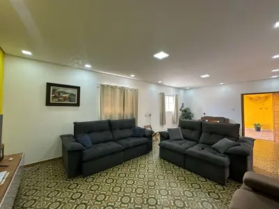 Casa - Térrea com 3 quartos (sendo 0 suite(s)) a 150,00 metros praia.