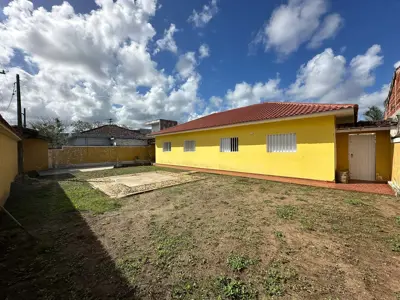 Casa - Térrea com 3 quartos (sendo 0 suite(s)) a 150,00 metros praia.