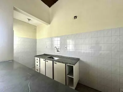 Kitnet - Ampla com 1 quartos (sendo 1 suite(s)) a 8,00 metros praia.