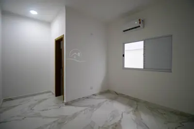 Casa - Sobrado com 3 quartos (sendo 2 suite(s)) a 100,00 metros praia.