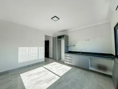 Apartamento - Térreo com 2 quartos (sendo 0 suite(s)) a 600,00 metros praia.
