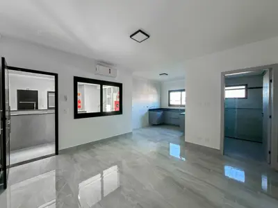 Apartamento - Amplo com 2 quartos  a 600,00 metros praia.