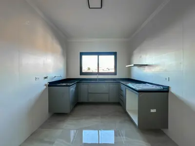 Apartamento - Amplo com 2 quartos  a 600,00 metros praia.