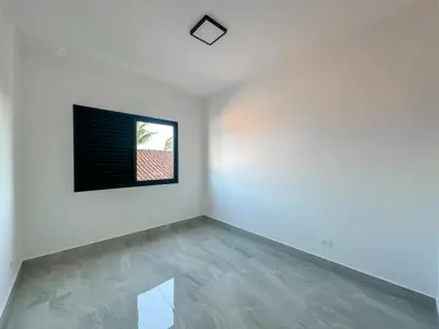 Apartamento - Amplo com 2 quartos  a 600,00 metros praia.