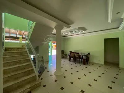Casa - Sobrado com 5 quartos (sendo 3 suite(s)) a 1,50 metros praia.