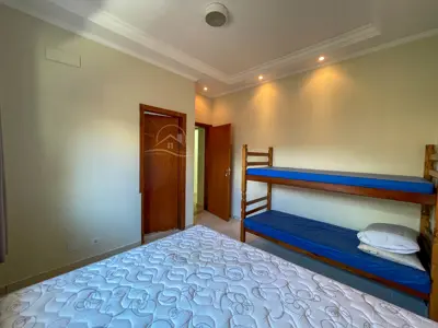Casa - Sobrado com 5 quartos (sendo 3 suite(s)) a 1,50 metros praia.