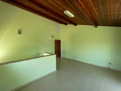 Casa - Sobrado com 5 quartos (sendo 3 suite(s)) a 1,50 metros praia.