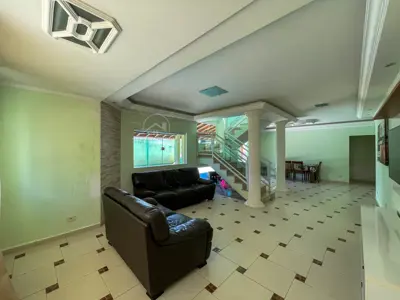 Casa - Sobrado com 5 quartos (sendo 3 suite(s)) a 1,50 metros praia.